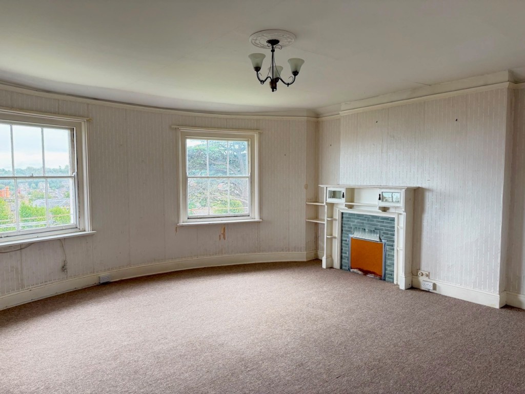 Lot: 133 - FREEHOLD BUILDING ARRANGED AS THREE FLATS PLUS BASEMENT - Living room with fireplace
